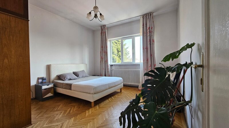 Unirii, Hala Traian, in vila,